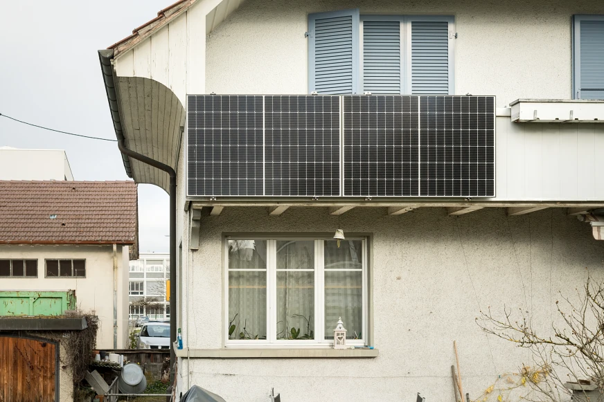 Balkonkraftwerk Haus mit einem Balkonkraftwerk auf dem Balkon zur Nutzung von Solarenergie.