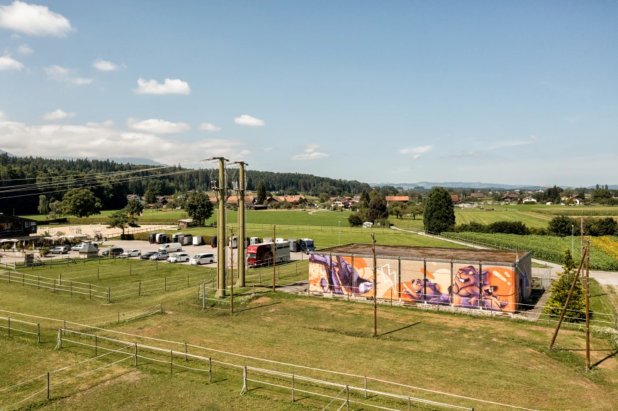 Unterstation Buchholz Blick auf die Unterstation Buchholz, die mit Graffiti gestaltet ist.