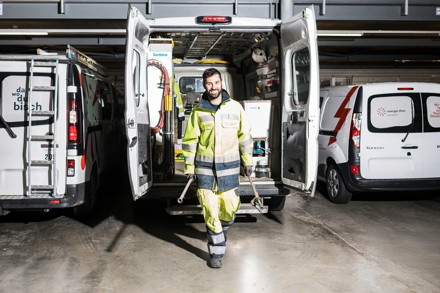 Rohrnetzmonteur im Einsatz Rohrnetzmonteur bei der Arbeit