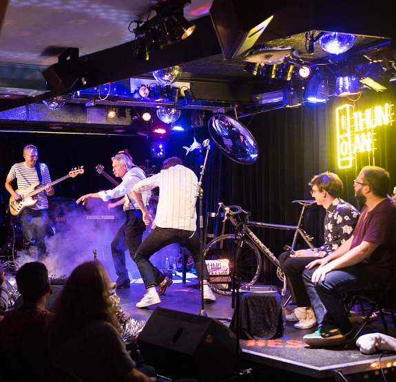 Wortkunst zum Jubiläum «125 Jahre Strom in Thun» Gerhard Tschan und die Spoken-Word-Crew Thun ist Nirgends bei ihrem Auftritt an einem Jubiläumsevent «125 Jahre Strom in Thun».