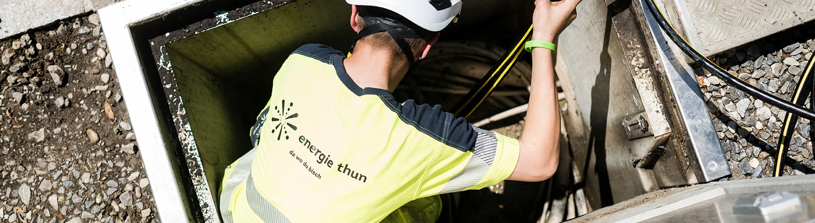 Netzelektriker in Ausbildung Lernender Netzelektriker bei der Arbeit