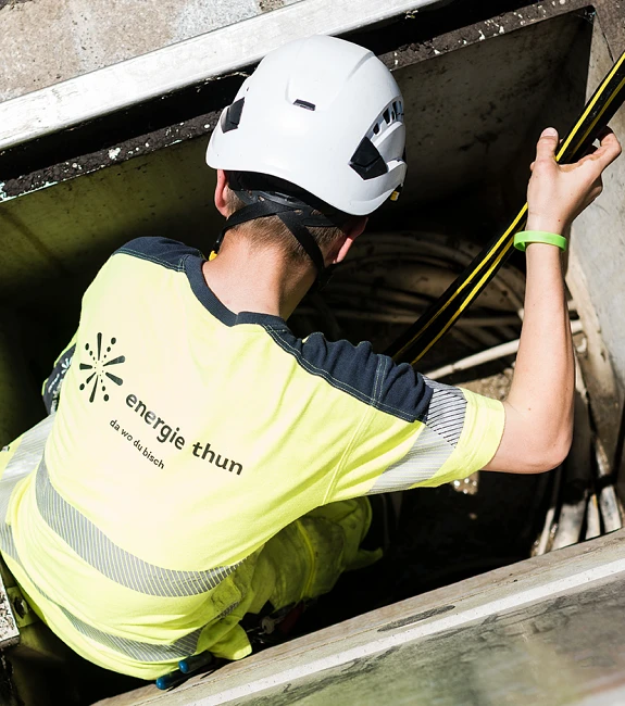 Netzelektriker in Ausbildung Lernender Netzelektriker bei der Arbeit