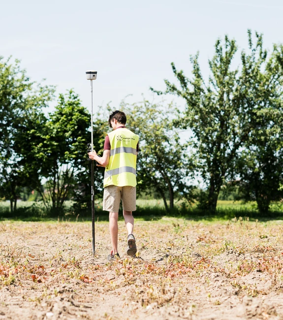 Geomatiker in Ausbildung Lernender Geomatiker bei der Arbeit