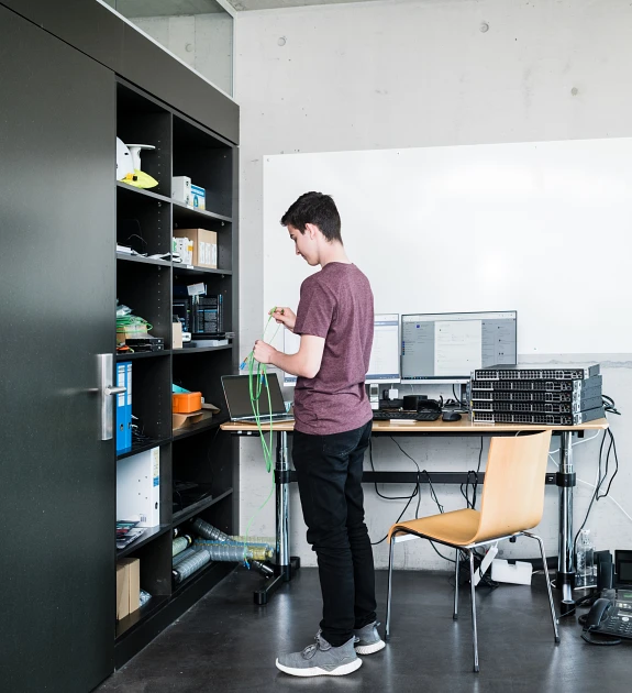Informatiker in Ausbildung Lernender Informatiker bei der Arbeit