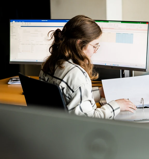 Kauffrau in Ausbildung Lernende Kauffrau bei der Arbeit
