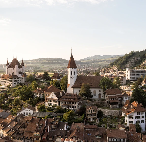 Schloss Thun und Stadtkirche Schloss Thun und Stadtkirche mit Blick auf die historische Altstadt und die Umgebung.