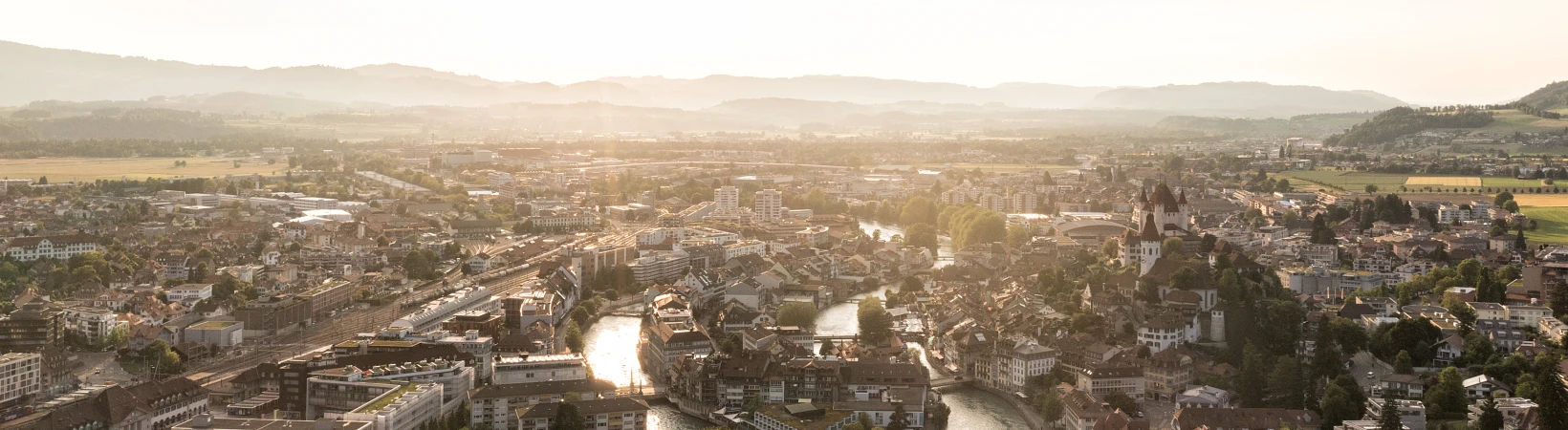Aare und Thuner Bälliz Blick auf die Aare und das Thuner Bälliz im Sonnenuntergang.