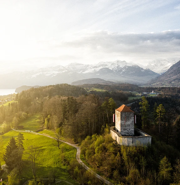 Strättligburg Die Strättligburg mit Blick auf den Thunersee und die umliegenden Berge.