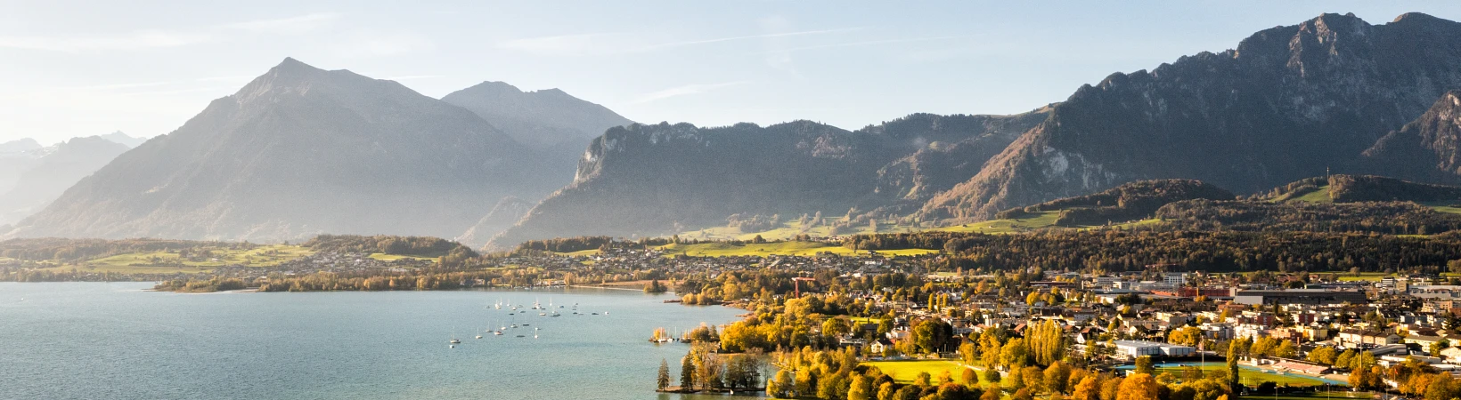 Thunersee und Strandbad Das Strandbad Thun mit Blick auf den Thunersee und den Niesen im Hintergrund an einem sonnigen Tag.