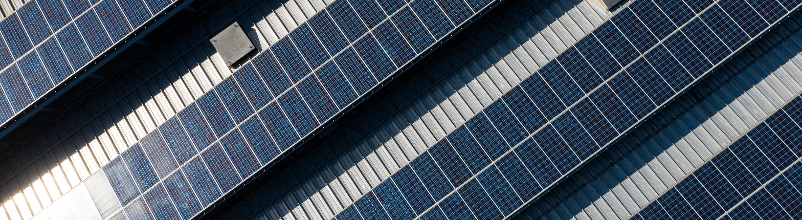 Solarpanels Blick auf eine Dachfläche mit Solarpanels.