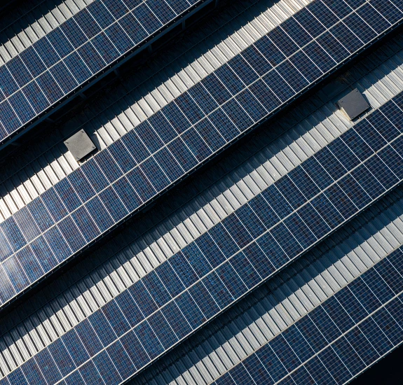 Solarpanels Blick auf eine Dachfläche mit Solarpanels.