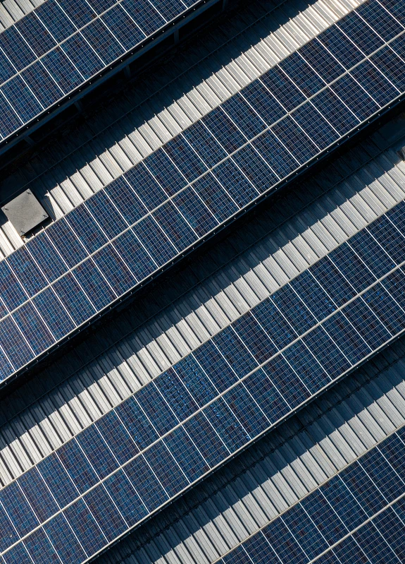 Solarpanels Blick auf eine Dachfläche mit Solarpanels.