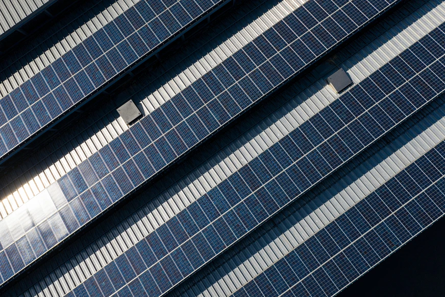 Solarpanels Blick auf eine Dachfläche mit Solarpanels.