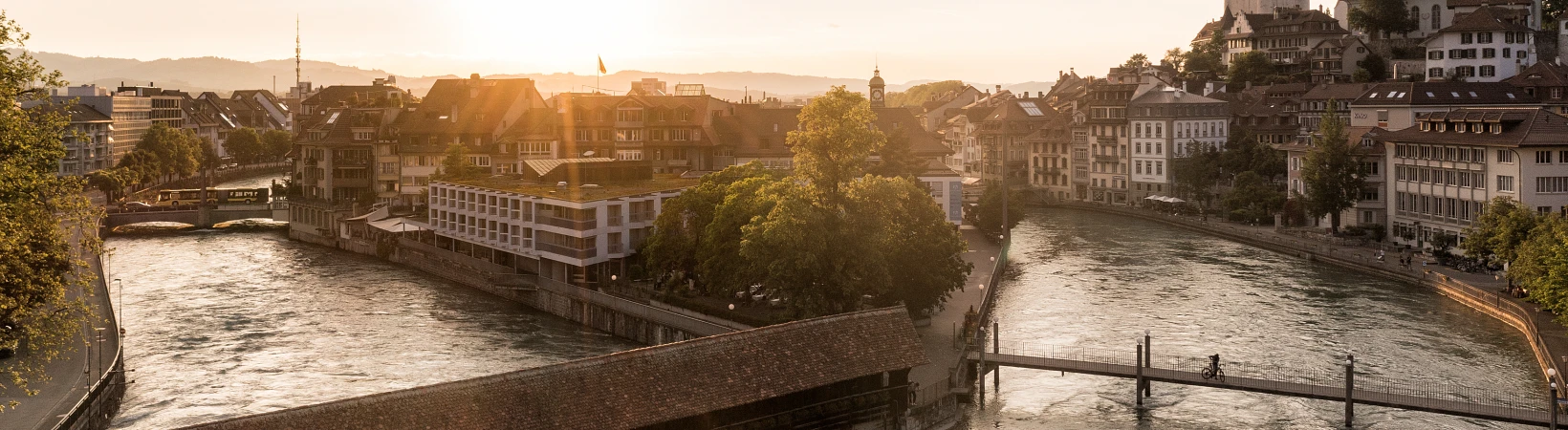 Aare und Freienhof Blick auf die Stadt Thun im Bereich Freienhof mit der Aare, Schleuse und Schloss im Hintergrund.