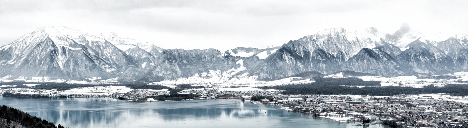 Thunersee im Winter Der Thunersee im Winter mit schneebedeckten Ufern und ruhigem Wasser