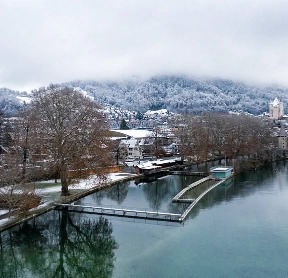Flussbad Schwäbis im Winter Das Flussbad Schwäbis im Winter mit schneebedecktem Ufer und ruhigem Wasser
