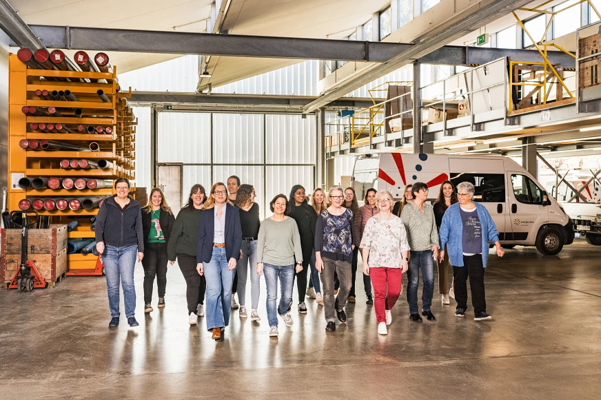 Frauenpower bei der Energie Thun AG Mitarbeiterinnen der Energie Thun AG gehen als Gruppe durch die Fahrzeughalle