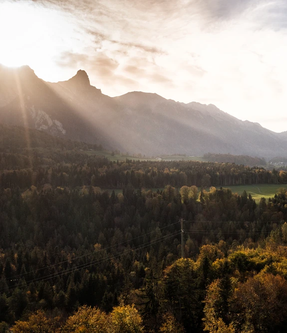Stromleitung unterhalb des Stockhorns Das Bild zeigt eine Stromleitung und im Hintergrund das Stockhorn