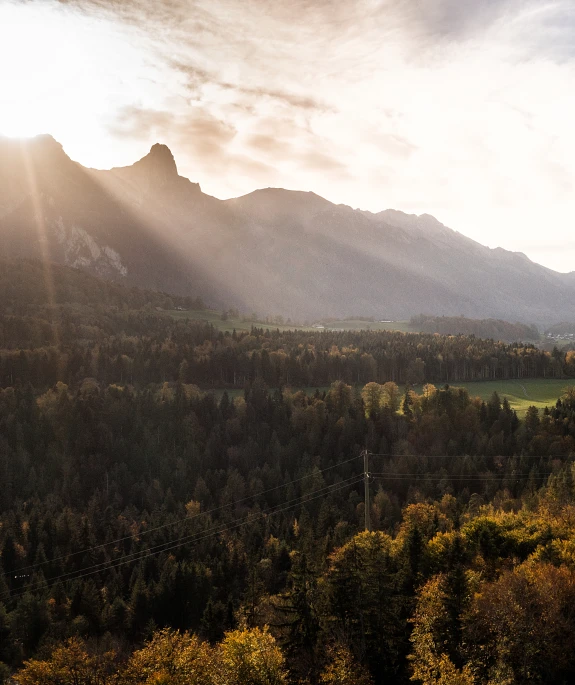 Stromleitung unterhalb des Stockhorns Das Bild zeigt eine Stromleitung und im Hintergrund das Stockhorn