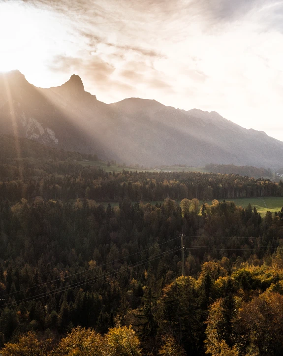 Stromleitung unterhalb des Stockhorns Das Bild zeigt eine Stromleitung und im Hintergrund das Stockhorn