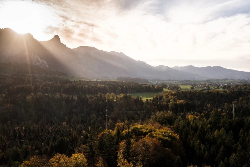 Stromleitung unterhalb des Stockhorns Das Bild zeigt eine Stromleitung und im Hintergrund das Stockhorn